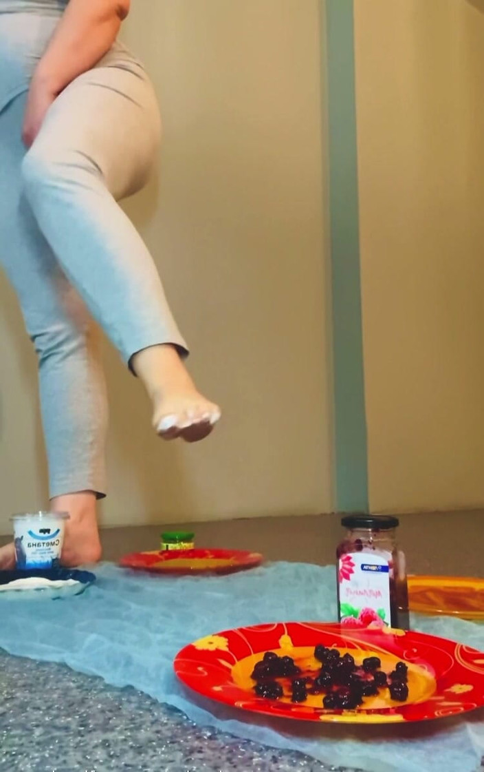 VikkiGeorgia: Jugar con el pie a la comida