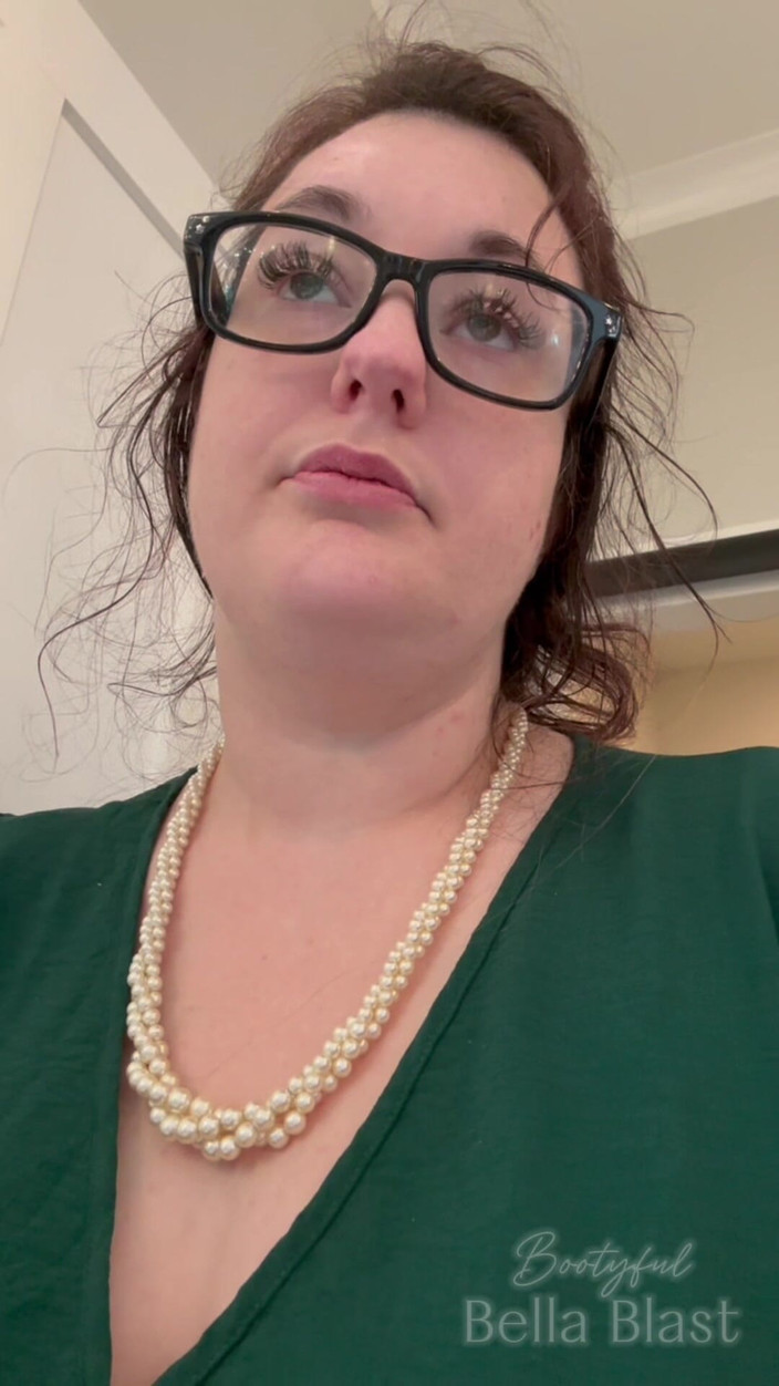 BellaBlast: 뚱뚱한 눈 접촉 화장실 방귀와 로그 Plops 벨라 폭발과 친밀한 POV