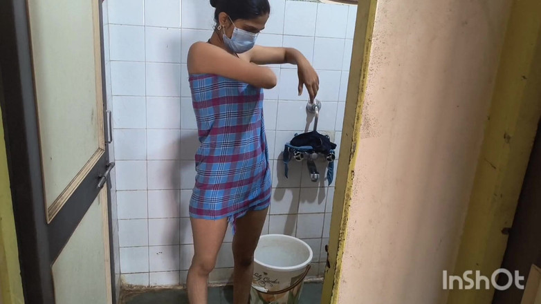 Desishycouple: Bhabhi Shivani Berkongkek Di Bilik Air. Video Penuh.