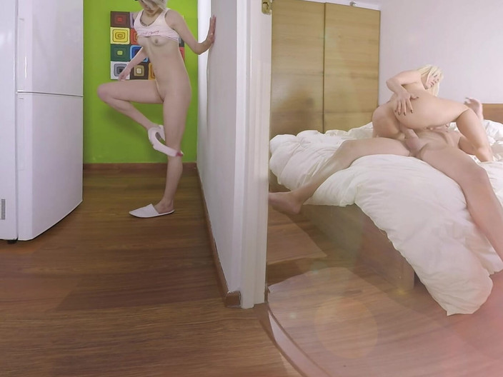 Thagson VR 360: Hennes styvsyster knullar och hon ser de