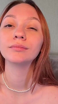 Ağzına boşalmanı ve genç, taze vücudunu göstermeni bekleyen bir genç.