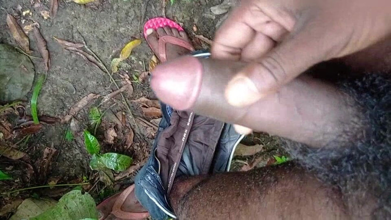 Newsex25: Masturbation douce dans la jungle