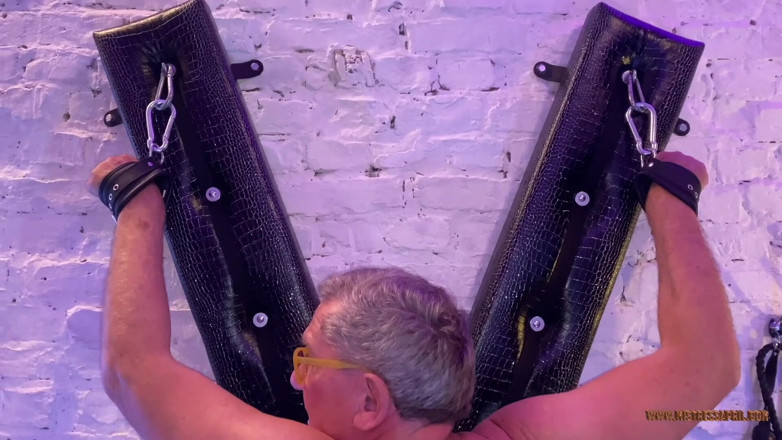 Mistress April: April - dominatrix - entrada en la mazmorra