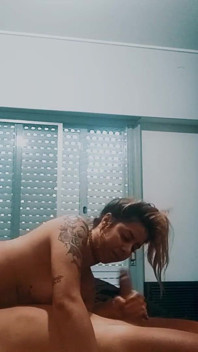 Il patrigno e la figliastra dietro le telecamere. È così che si realizza un vero video porno.