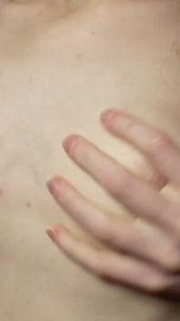 Baja Mi Sujetador Y Juego Con Mis Pequeñas Tetas