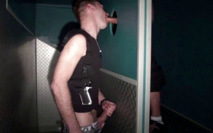 Crunch Boy: Straigth succhiato dal gay nei glory holes