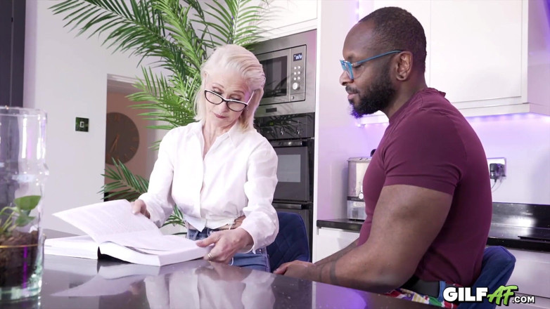 Gilf AF: Oma-tutorin jacy reitet axels großen schwarzen