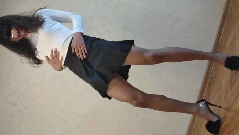 Ponny Letany: Азиатский сексуальный ледибой сисси секретарша в офисном костюме танцует и ждет работы