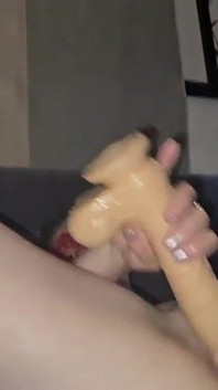 Fruns favoritleksak - enorm dildo för att sträcka hennes fitta