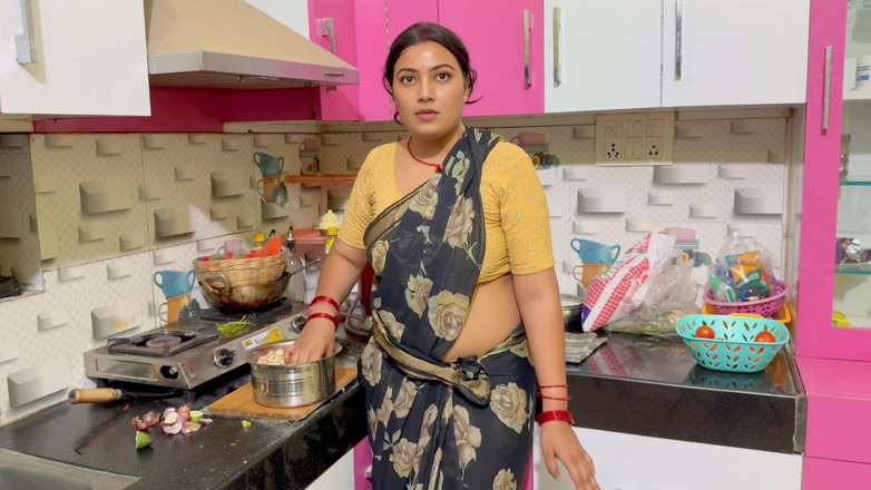 Hotty_ragini: Mi encantadora madrastra estaba cocinando en la cocina, el padrastro...