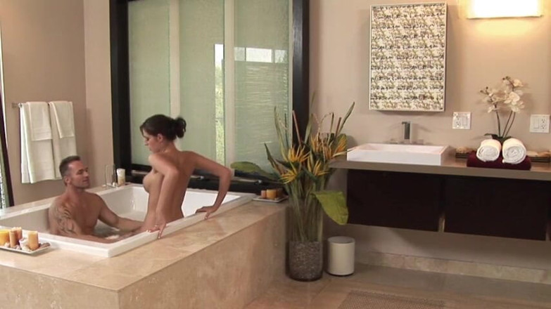 Massage Parlor: Брюнетка красуня дає своєму чоловікові повний курс