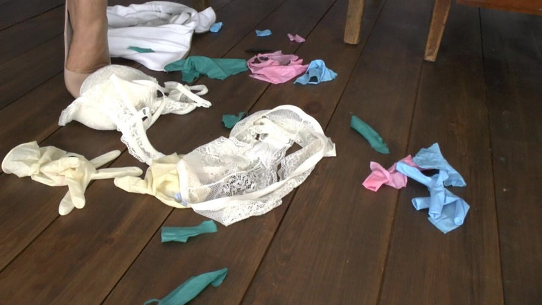 St Mackenzie's Archive: Matrona Kay se desnuda mientras destruye guantes de látex