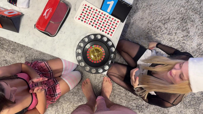 Leon Lambert Girls Twerk Parties CFNM: Dua awek satu lelaki banyak membentangkan dan permainan roulette mini...