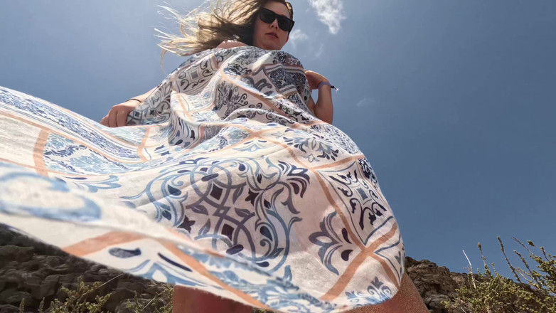 Emma Voyeur: Sexy Nahá Milfka Škádlí Na Veřejné Pláži