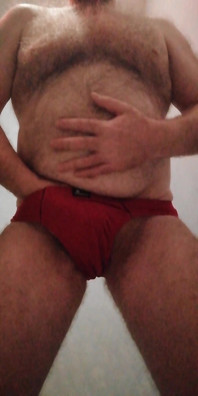 Mângâindu-mi umflătura în pantaloni strâmți ai tatălui vitreg roșu strâmt