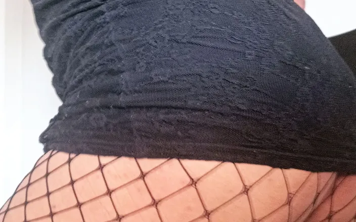 Thipansex: Me twerking in a dress and red lingerie