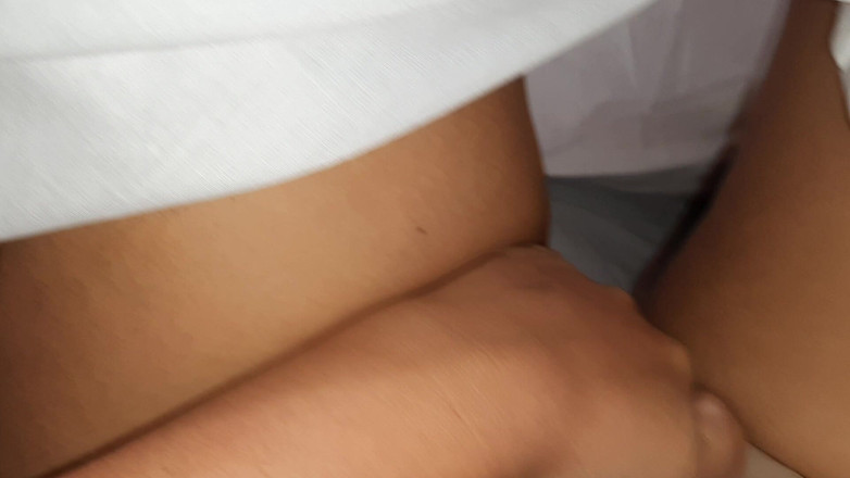 Lesbian-illusion: 先生が宿題をチェックしている間、私と友人は彼女の後ろで淫らなことをしています