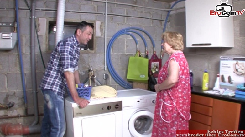 EroCom: Vieja ama de casa alemana con tetas caídas es follada...