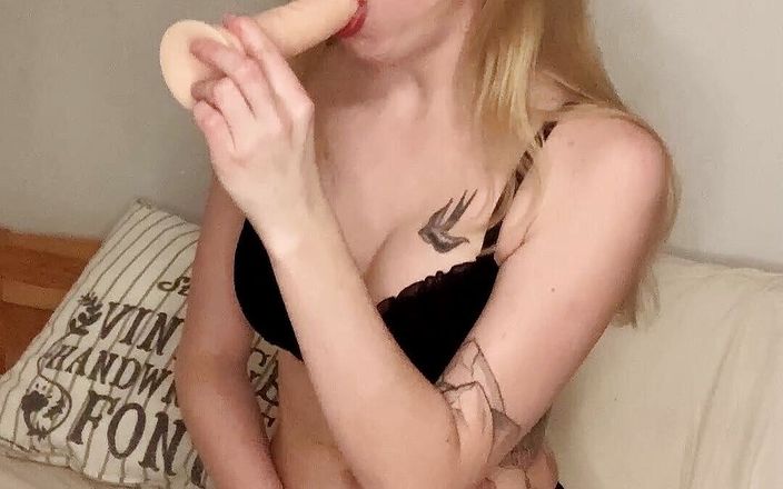 Ana Crane: Горячая блондинка в очках страстно стонет от анальной мастурбации