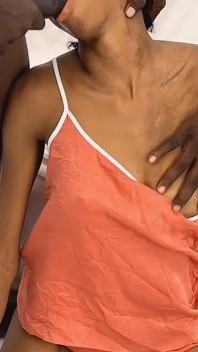 Deslumbrante negra gata é arrombada por enormes paus pretos