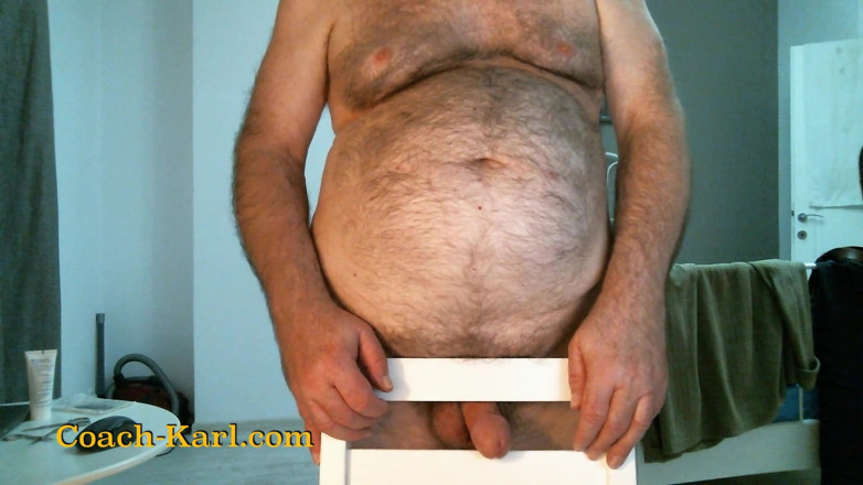 Coach Karl dude lodge: Entrenador Karl muestra su muslo izquierdo