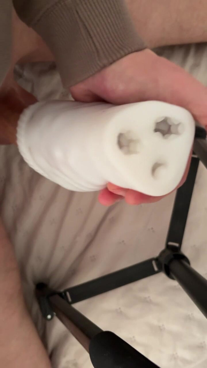 Dosstoevsky: Khổng lồ phá hủy máy rung Fleshlight và lấp đầy nó...