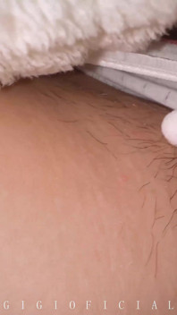 18 Jahre altes mädchen sagt: Warum leckst du mein arschloch? Wie schmeckt es? Wirklich?