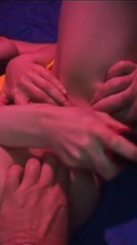Rijpe brunette verslindt pik terwijl ze in een stomende groepssessie wordt gevingerd