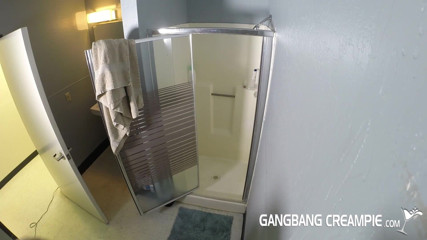 Aziani: Awek cam mandi turun dengan bantuannya