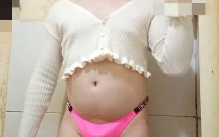 Carol videos shorts: Růžové kalhotky vyražené do zadku