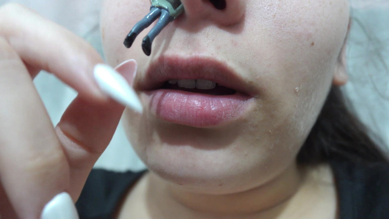 AmayaMori: Adik tiri gergasi saya meletakkan abang tiri kecil di hidungnya...