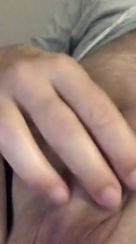 Těsný penis v detailním záběru a fackování koulí