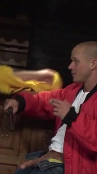 Dominante skinhead meester boort slavin in de bar
