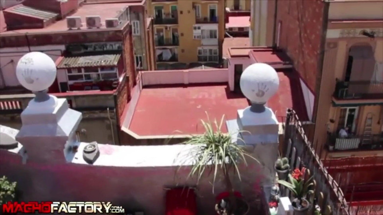 Macho factory: Koldo находит пиздца на чердаке в Барселоне и высвобождает его большой жесткий член