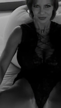 Blake Mitchell: O MILF uimitoare care vrea să simtă orgasmul în interiorul ei...