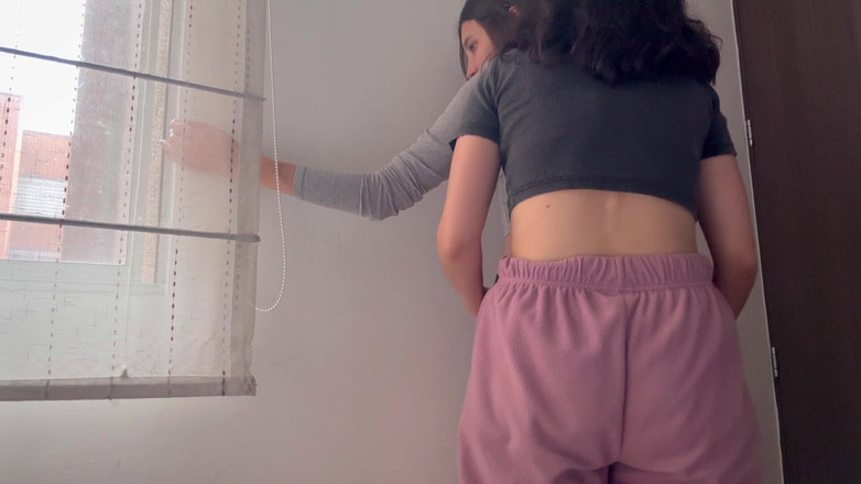 scarlettandc: 我向我继兄弟的妻子解释如何玩女同性爱