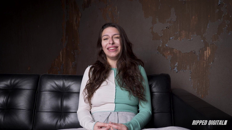 Ripped.Digital: Gagica cu țâțe uriașe Chloe Kreams suportă durerea de la chinul țâțelor și...