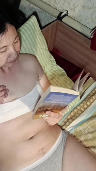 継息子はオナニーしたり、継母が読書をしている間にペニスを口に入れたりするのが大好きです