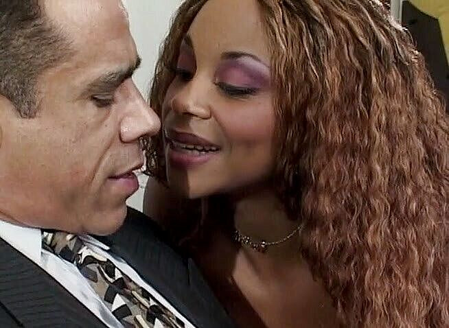 Analiscius: Kochający anal murzynka z dużymi cyckami dostaje usta wypełnione spermą