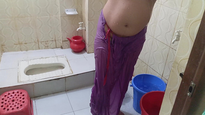 Sumahomesex: 在洗手间与继母发生性关系。我确实喜欢继母可爱的阴户。