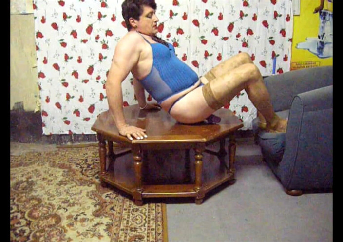 Liza Vafliova: Liza bagnata maliziosa in un vecchio agriturismo