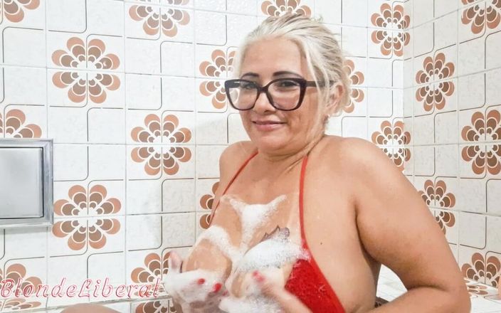 BlondeLiberal: 彼女のマンコにディルドを突き刺して放尿する