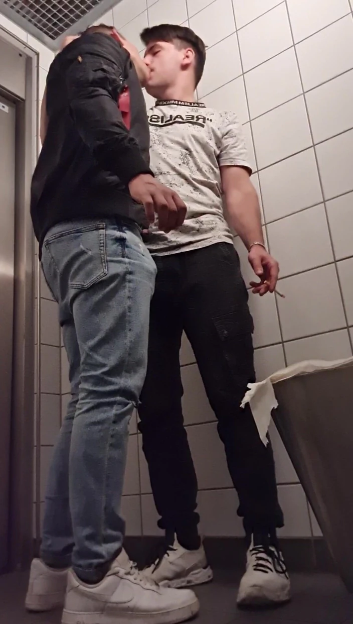boyzxy212: 在公共厕所抽烟