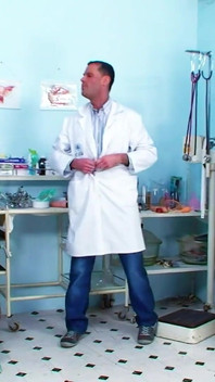 उत्तेजित डॉक्टर हेल्पर आईआरडी डॉक्टर द्वारा हस्तमैथुन करते हुए पकड़ा गया और चुदाई हो जाती है