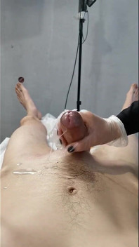 Chlapec se udělal dvakrát během voskování Hands-free výstřik.
