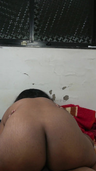 Pasangan desi India menikmati seks bogel di rumah kawan
