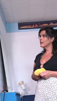 La matrigna montse swinger dal culo grosso trova le mutandine nella stanza del figliastro