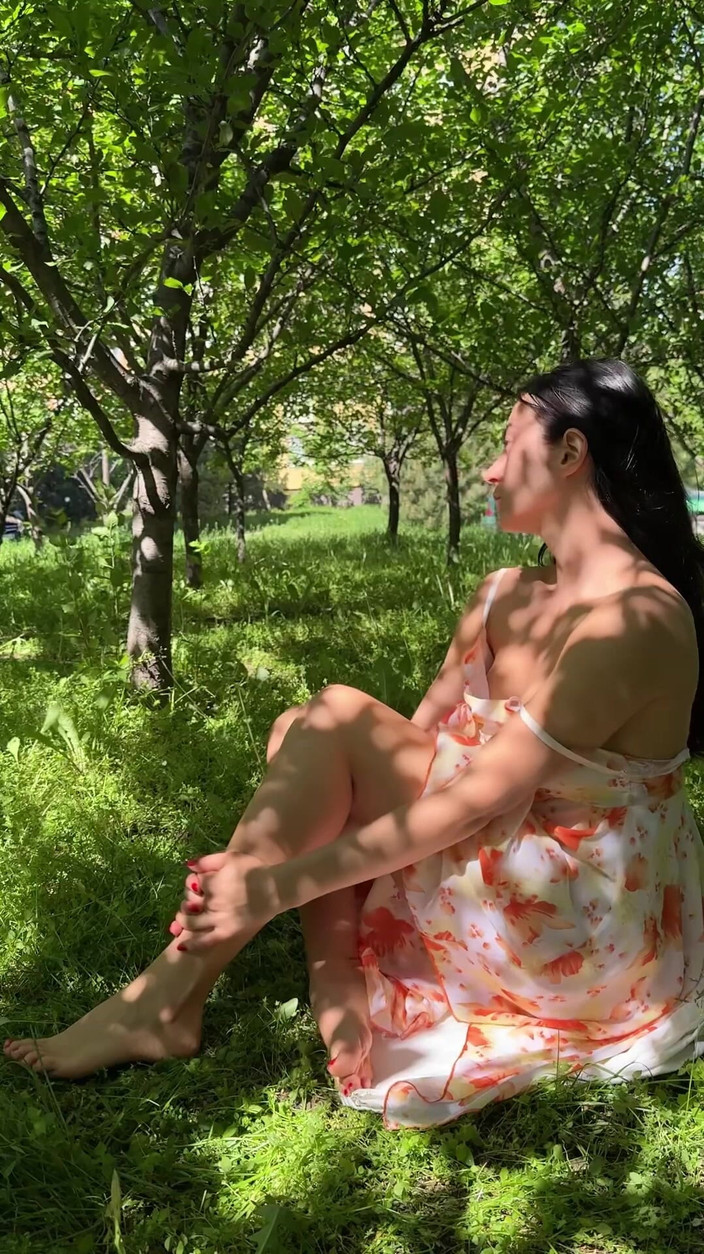 Princess Monica: Al aire libre, descalza se burlan de