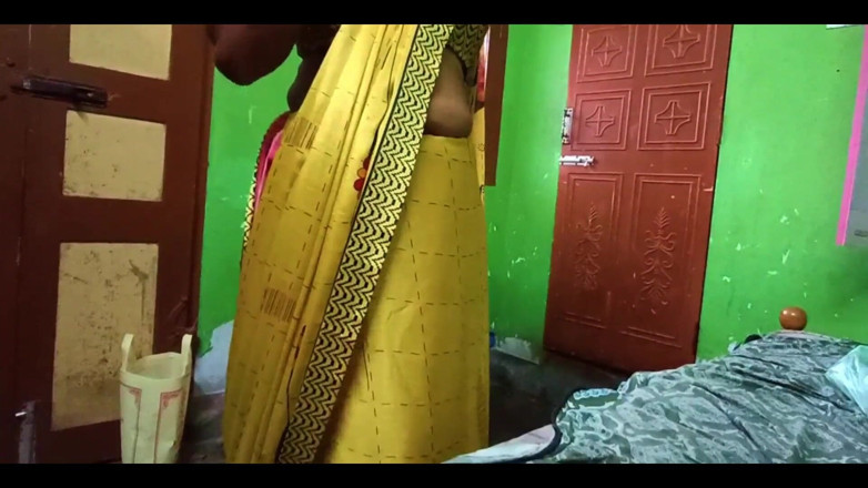 Ammukutty88: Ammu mostrando peitos grandes e mudando o sari