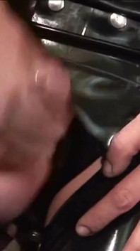 Uomini fetish di gomma tedeschi in fisting anale crudo